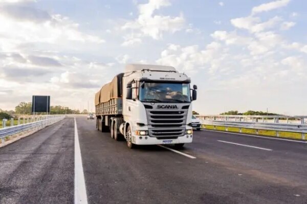 Via SP Serra realiza comboio noturno no Rodoanel Norte para instalação de pórticos de pesagem em movimento