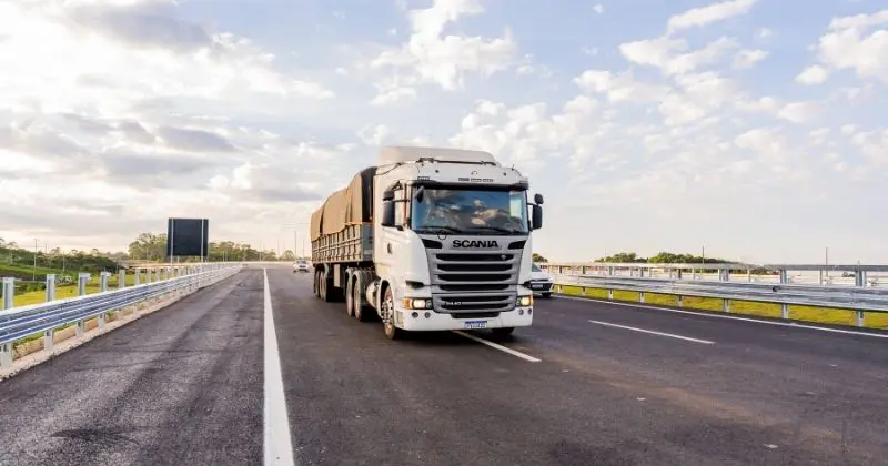 Via SP Serra realiza comboio noturno no Rodoanel Norte para instalação de pórticos de pesagem em movimento