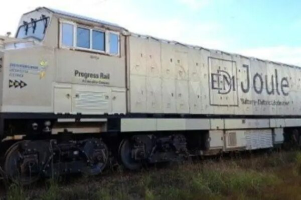 MRS Logística faz demonstração com maior locomotiva a baterias do mundo
