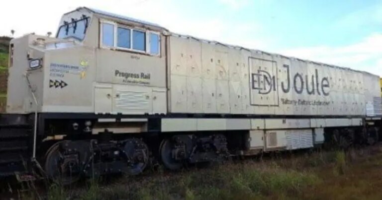 MRS Logística faz demonstração com maior locomotiva a baterias do mundo