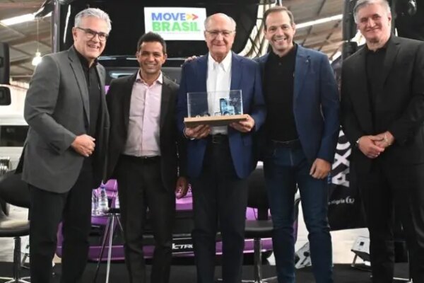 Mercedes-Benz recebe Geraldo Alckmin e reforça adesão ao Move Brasil para renovação de frota