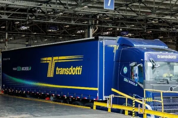 Volvo agrega caminhões 100% Biodiesel no transporte de peças para sua fábrica em Curitiba, PR