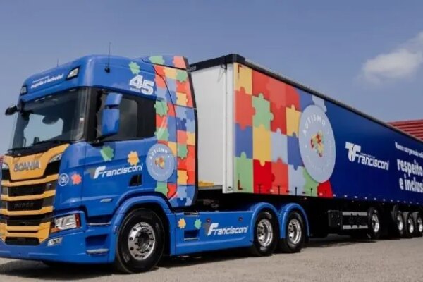 Caminhão com mensagem sobre autismo, iniciativa da Transportes Francisconi, reforça inclusão nas estradas