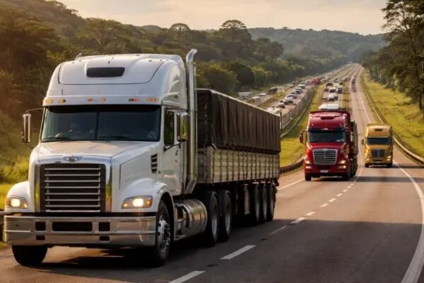 Caminhões rodam até 100 mil km por ano no Brasil: estudo da CNT revela padrão real de uso da frota