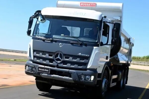Mercedes-Benz lança novos caminhões Atego para operações mistas e fora de estrada na Agrishow 2026