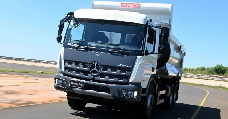 Mercedes-Benz lança novos caminhões Atego para operações mistas e fora de estrada na Agrishow 2026