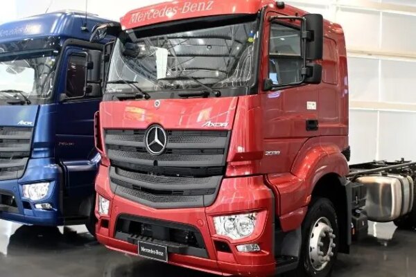 Novos Axor da Mercedes-Benz ganham versões com suspensão pneumática e modelo plataforma