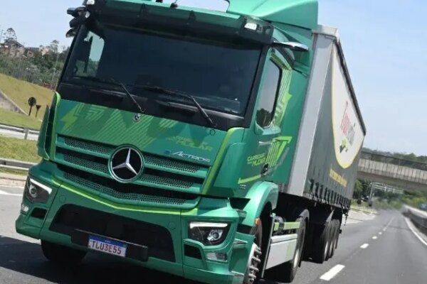 Caminhão elétrico eActros da Mercedes-Benz alcança autonomia de 250 km em testes na Suzano