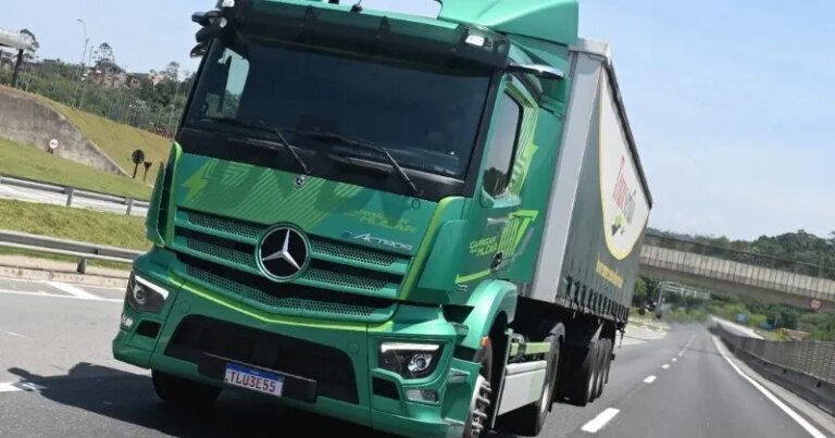 Caminhão elétrico eActros da Mercedes-Benz alcança autonomia de 250 km em testes na Suzano