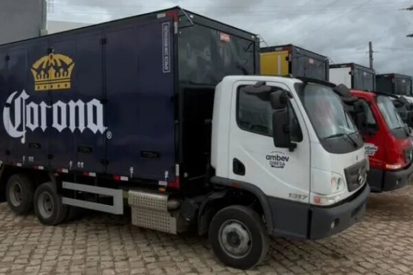 Dibesa amplia frota de transporte de bebidas com 12 carrocerias da Implementos São Paulo