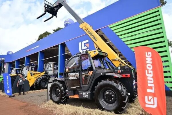 LiuGong amplia atuação no Brasil com lançamentos de manipulador telescópico, empilhadeira off-road e guindastes