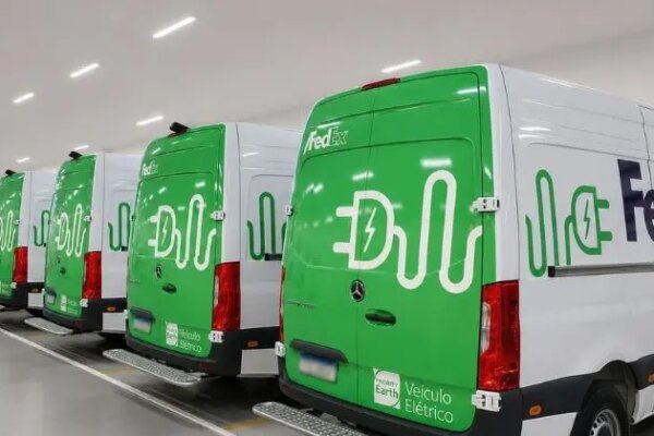 Frota elétrica da FedEx no Brasil cresce com 17 veículos e reforça logística sustentável
