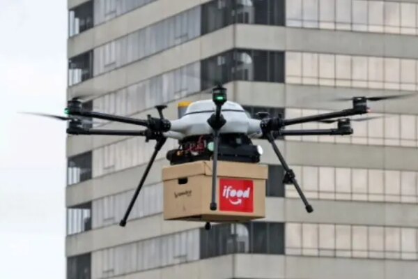 iFood inicia entregas com drones na Grande São Paulo em operação multimodal com robôs e entregadores