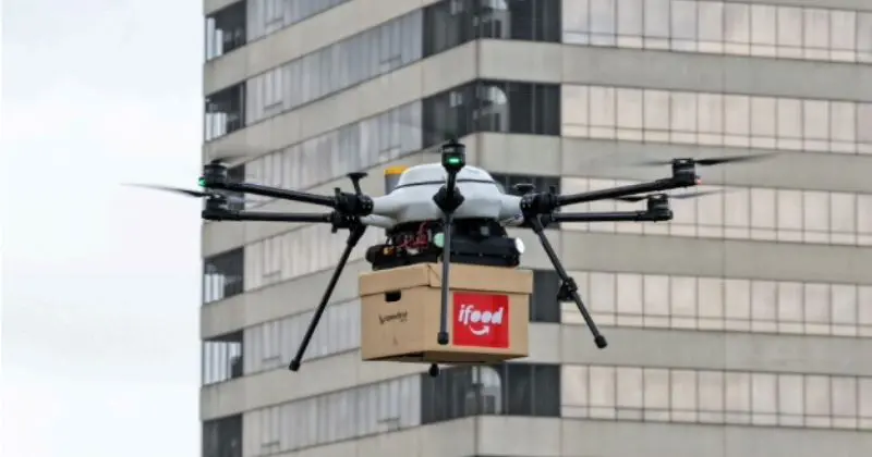 iFood inicia entregas com drones na Grande São Paulo em operação multimodal com robôs e entregadores