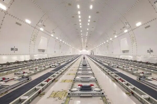 Emirates se torna a primeira companhia aérea a operar o Boeing 777-300ERSF convertido para carga