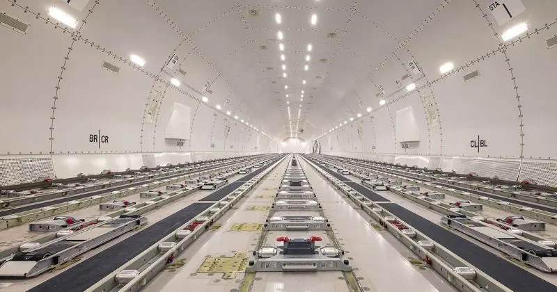 Emirates se torna a primeira companhia aérea a operar o Boeing 777-300ERSF convertido para carga