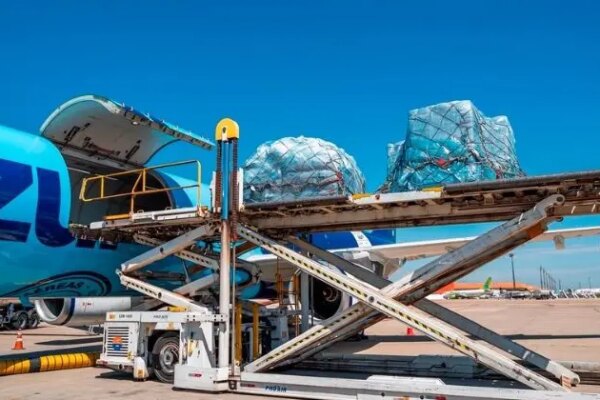 Azul Logística amplia transporte aéreo de cargas com operação semanal para Lima, no Peru. E lança nova campanha