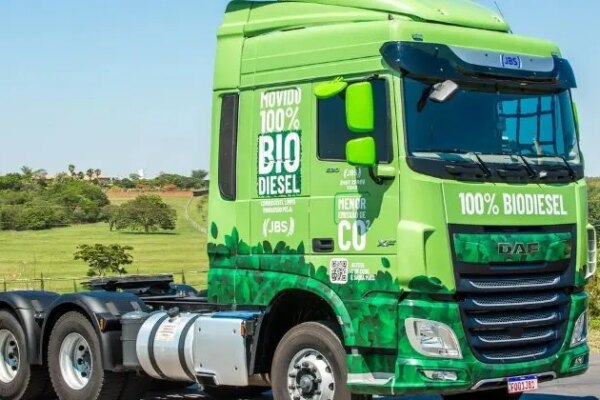 Caminhão movido a biodiesel B100 atinge 500 mil km sem adaptações em operação da JBS