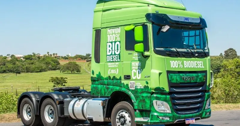 Caminhão movido a biodiesel B100 atinge 500 mil km sem adaptações em operação da JBS
