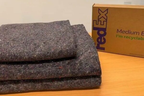 FedEx transforma uniformes em mais de 6 mil cobertores com programa de reciclagem