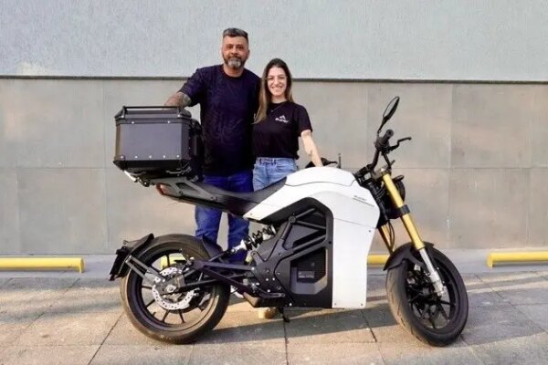 Parceria no delivery: Auper e PP Logística testam moto elétrica em entregas de aplicativo por São Paulo