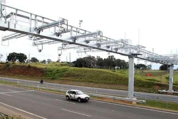 Pedágios free flow: CNH do Brasil passa a avisar motoristas sobre cobranças